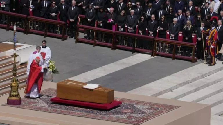 Pelo menos 400 mil pessoas acompanharam funeral do Papa Francisco, sepultado em Roma