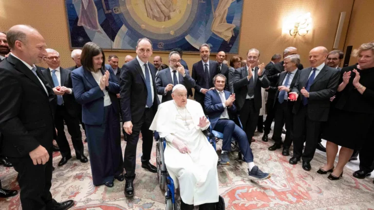 Papa Francisco encontra e agradece médicos que salvaram sua vida