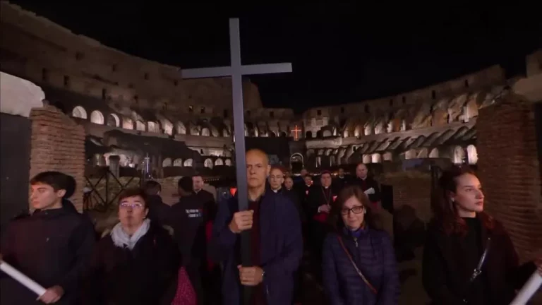 Católicos celebram a Sexta-Feira Santa no Coliseu, em Roma