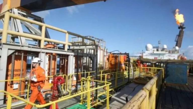 Queda livre do preço do petróleo abre janela para importação no Brasil, diz associação