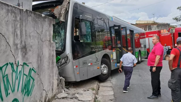 Ônibus desgovernado atinge muro de duas casas na zona norte de SP