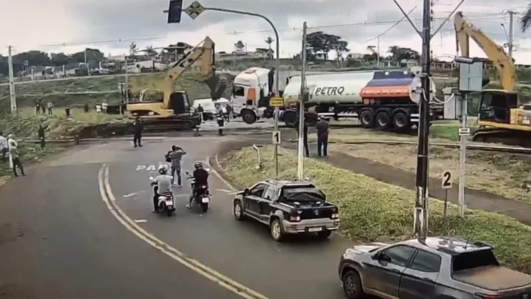 VÍDEO: caminhão-tanque é atingido e arrastado por trem ao tentar cruzar ferrovia, no Paraná