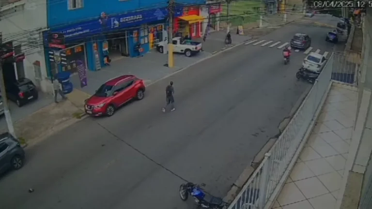 Homem morre após levar golpe de faca do atual namorado da ex em SP