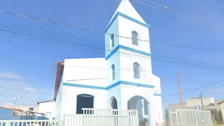 Ladrão arromba igreja e furta objeto usado para guardar hóstias, em João Pinheiro