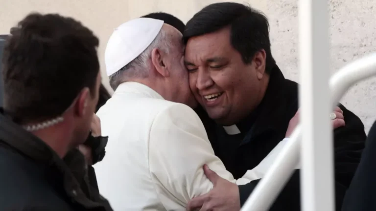 Contava piadas e pegava ônibus mesmo como arcebispo, relatam amigos do papa
