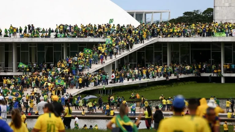 Movimento “Sem Anistia” se reúne com Gleisi e tenta agenda com Hugo Motta