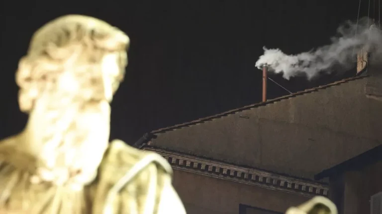 À espera da fumaça branca: Vaticano divulga horários das votações no conclave para escolha do novo papa
