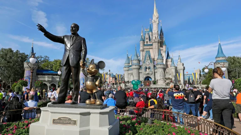 Disney afasta 45 funcionários após política de deportação de Trump