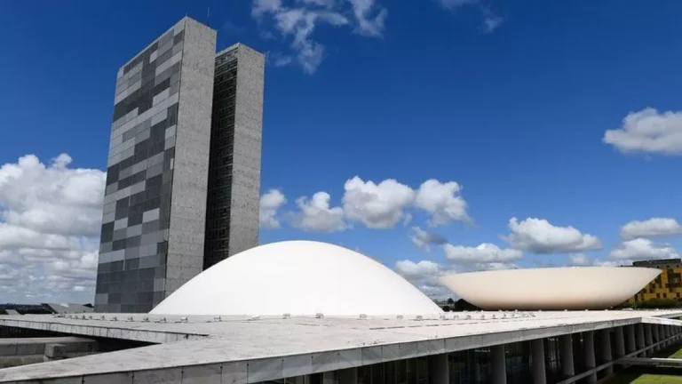 Comissão aprova projeto para agilizar localização de celular em sequestro