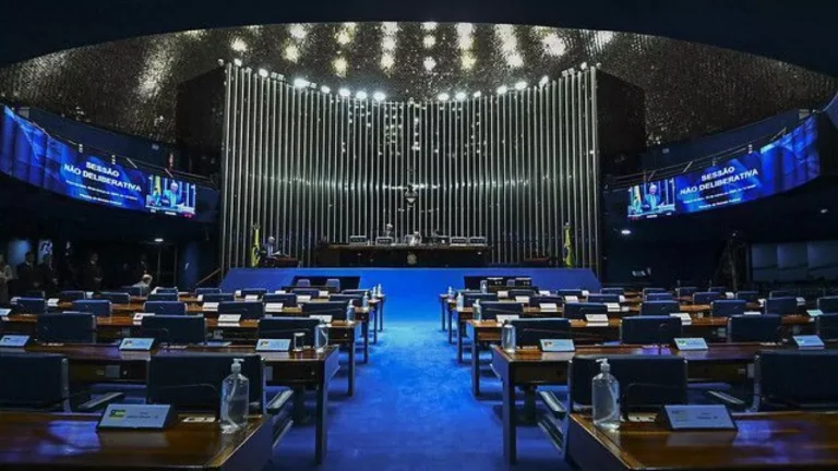 Redução de mandato de senadores em PEC deve ser rediscutida em plenário