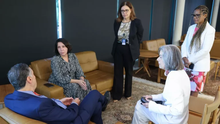 Barroso recebe oficial de Justiça filmada ao intimar Bolsonaro na UTI
