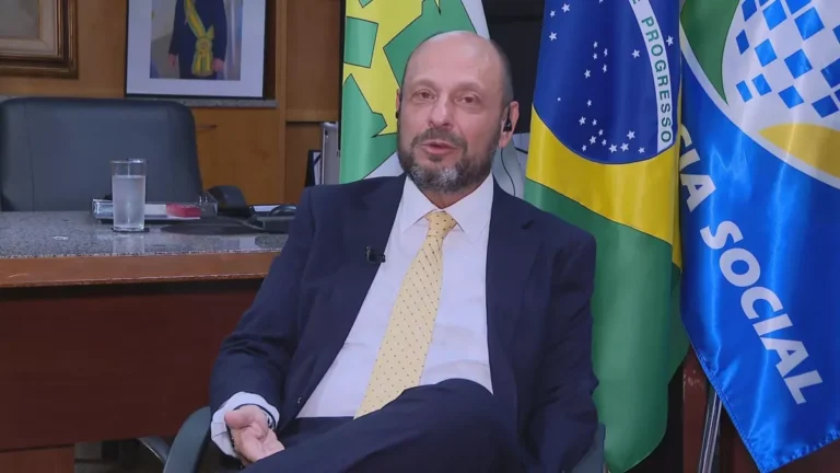 Novo presidente do INSS: Como alguém anda em um Porsche da fome de alguém?