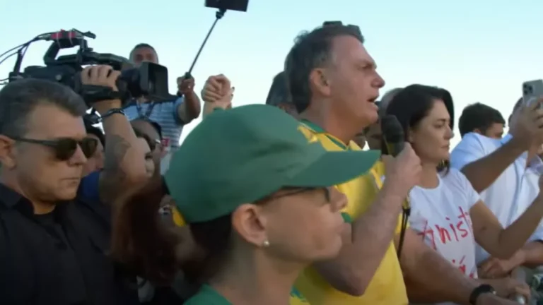 Anistia é ato do parlamento e “ninguém tem que se meter”, diz Bolsonaro