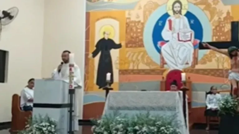 Vídeo: Homem é morto perto de igreja e fiéis entram em pânico durante missa