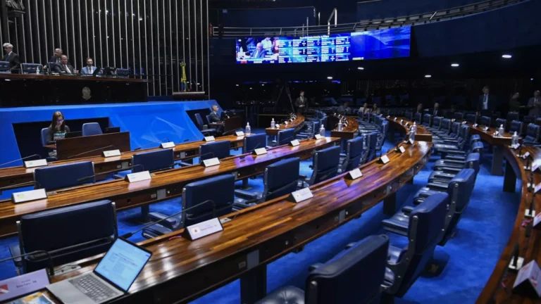 Senadores criticam aumento de deputados e defendem mudança no texto