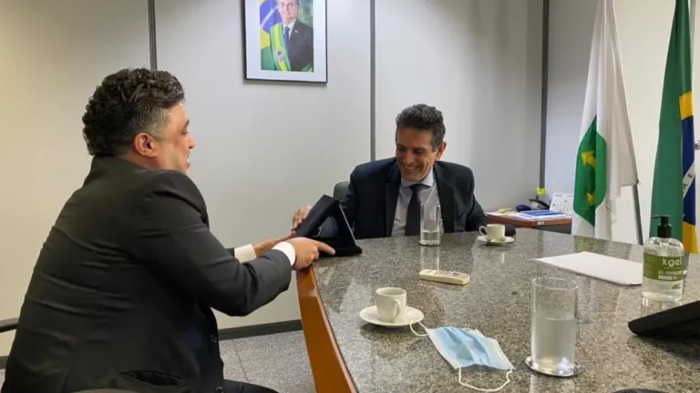 Diretor do MTE recebeu homenagem de entidade investigada por fraude no INSS
