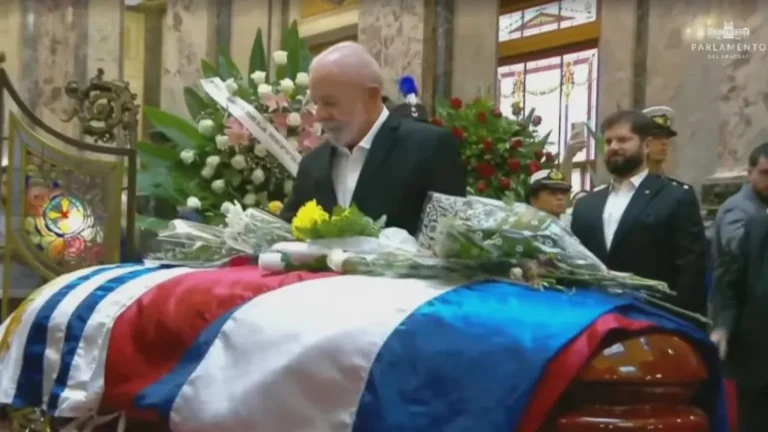 Lula comparece ao velório de Pepe Mujica no Uruguai