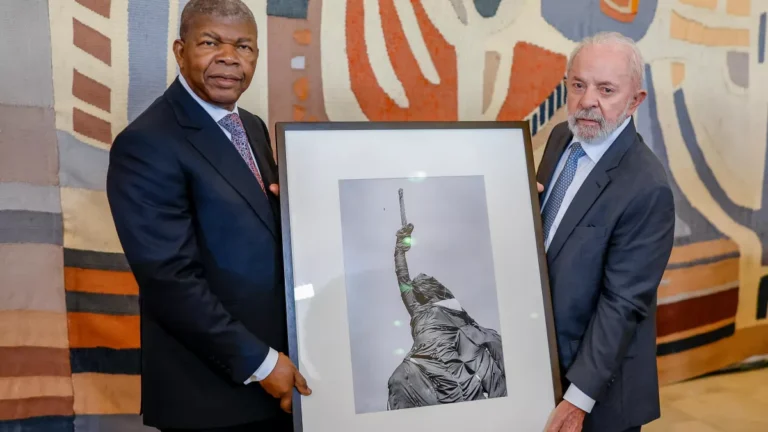 Lula presenteia presidente da Angola com obra de Sebastião Salgado
