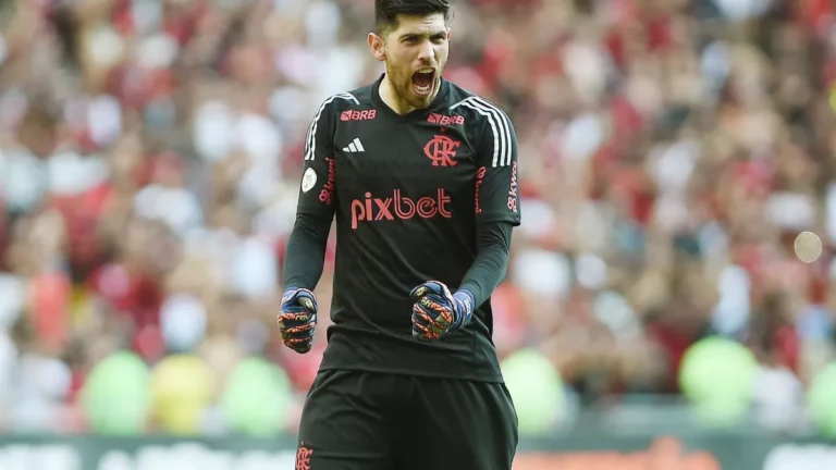 Goleiro do Flamengo fala sobre tentativa de assalto e tiros em carro no RJ