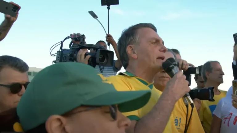 Não vamos abaixar cabeça para ninguém, diz Bolsonaro em ato pró-anistia