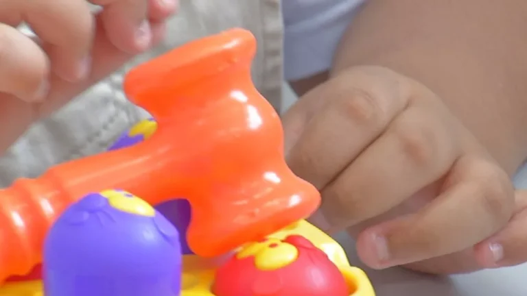 Madrasta é afastada de menino autista pela Justiça após ele denunciar agressões e que recebeu cerveja para beber