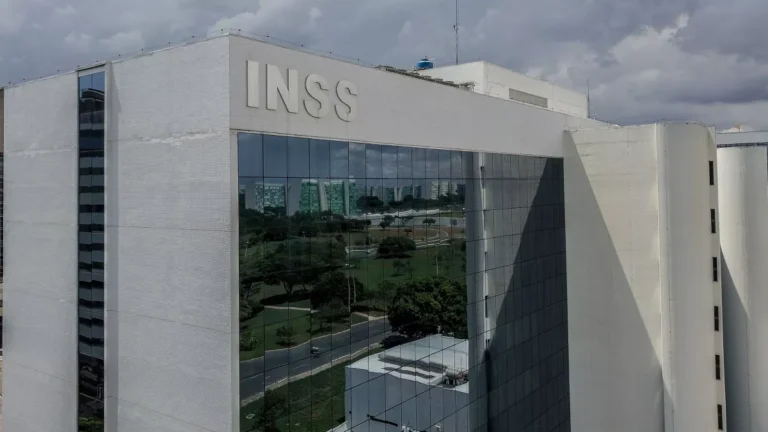 Operação mira grupo que criou “idosos fictícios” para fraudar INSS
