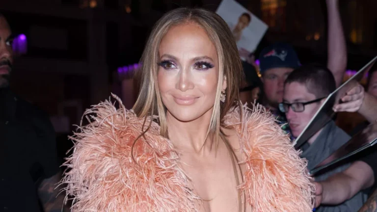 Jennifer Lopez é traída pelo decote profundo em evento nos EUA