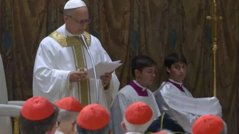 Em 1ª missa, papa Leão XIV defende trazer luz à escuridão