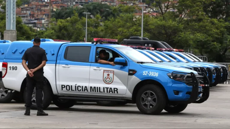 Homem ameaça pessoas com foice e é baleado por Policial em aeroporto no RJ