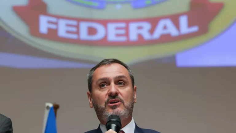 Oposição cobra que diretor da PF seja investigado por blindar irmão de Lula