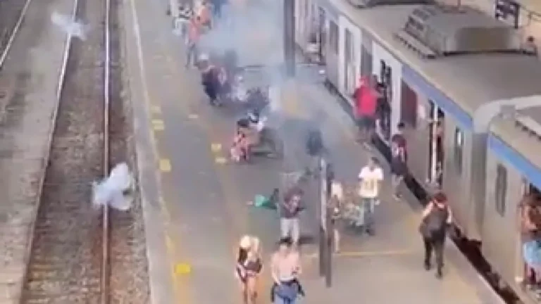 Torcedores do Flamengo lançam explosivos em estação antes de clássico
