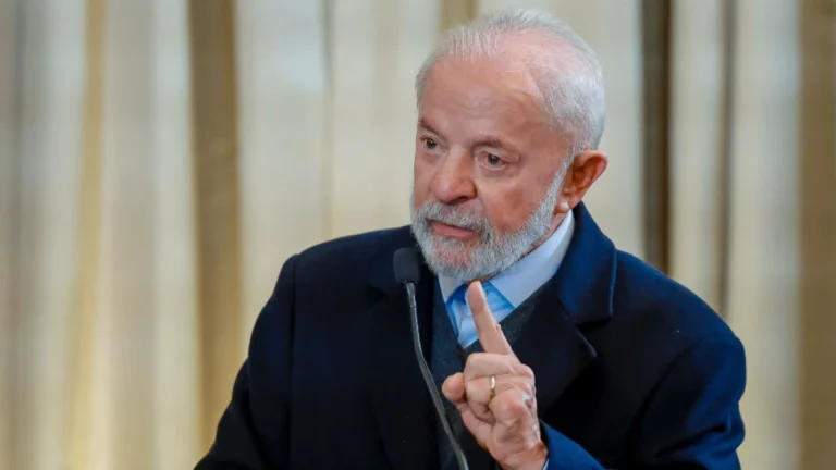 Juro alto trava programas do governo e Lula cobra presidentes do BC e Caixa