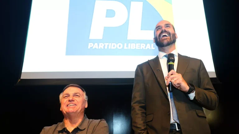 PT pede à PF bloqueio de contas de Bolsonaro e de remessas a Eduardo