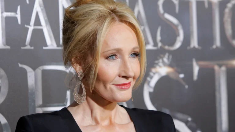 Livraria para de vender “Harry Potter” por falas transfóbicas de Rowling