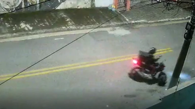 Vídeo: policial troca tiros com criminosos em tentativa de assalto em SP