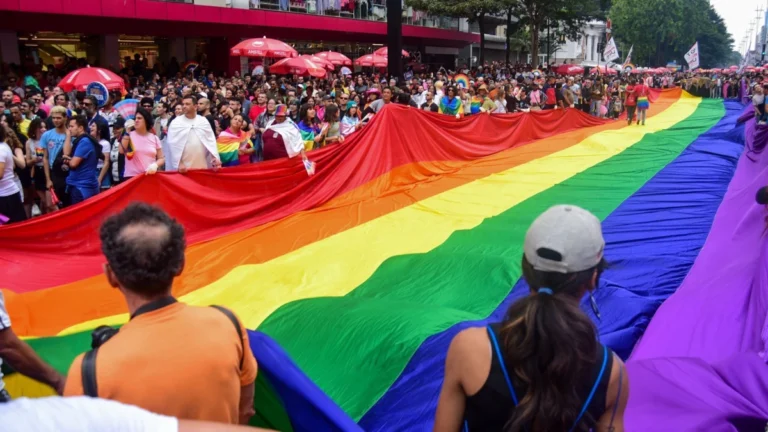 Famosos prestigiam Parada do Orgulho LGBT+ em São Paulo; veja fotos