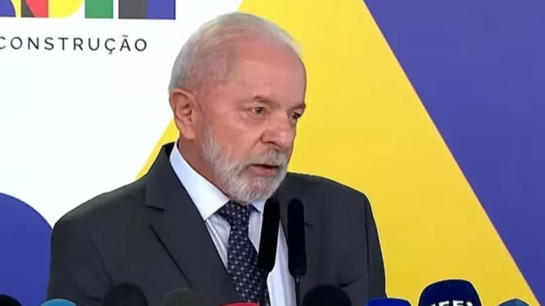 Lula diz que Eduardo Bolsonaro fica “tentando lamber as botas do Trump”