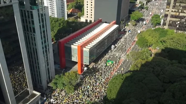 Bolsonaro reúne 16,4 mil em ato, segundo Poder360; USP fala em 12,4 mil
