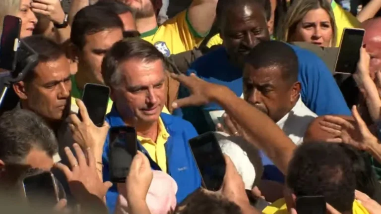 Bolsonaro chega a ato na Paulista ao lado de governadores e parlamentares
