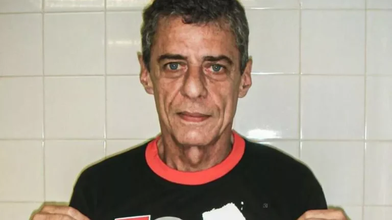 Chico Buarque tem alta hospitalar após delicada cirurgia no crânio