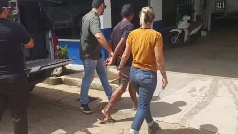 Homem é preso após matar a facadas atual namorado da ex-companheira dentro de barco no Amazonas