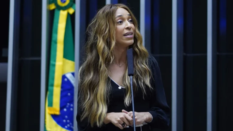 PSOL defende Erika Hilton e diz que deputada é vítima de ataques