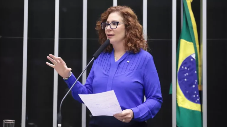 Advogado de Zambelli formaliza ao STF renúncia à defesa da deputada