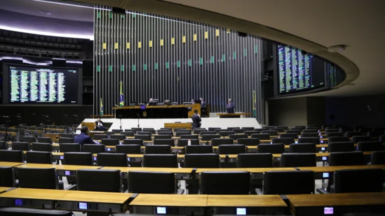 Câmara aprova projeto que isenta o IR para quem ganha até dois salários
