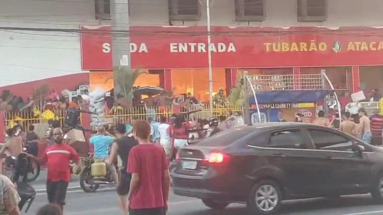 Vídeo: incêndio e saque em loja deixam quatro feridos no RJ