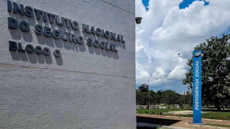 INSS descobre que 18 entidades usaram software para falsificar assinaturas