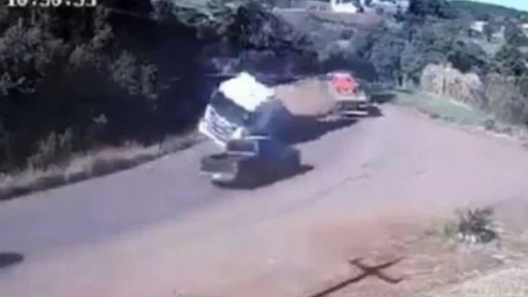 VÍDEO: Câmera registra momento em que caminhão carregado com leite tomba e atinge carros na RS-129