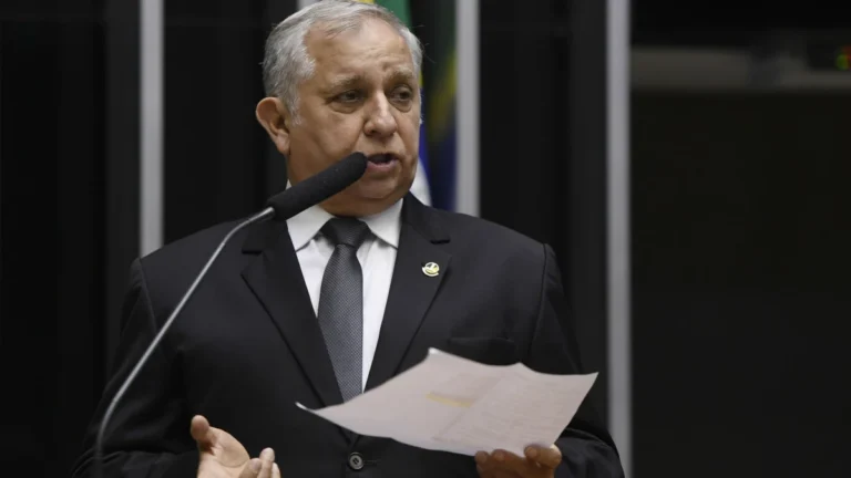 Senador suspende repasse de emendas à associação alvo da PF