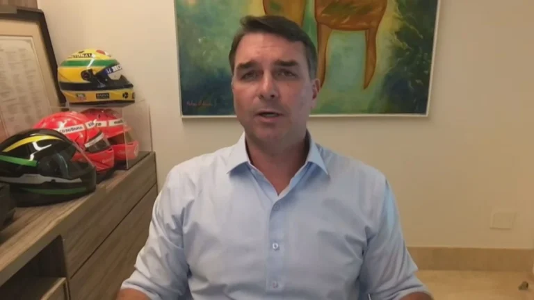 Decisão sobre cautelares é dúbia para calar Bolsonaro, diz Flávio à CNN