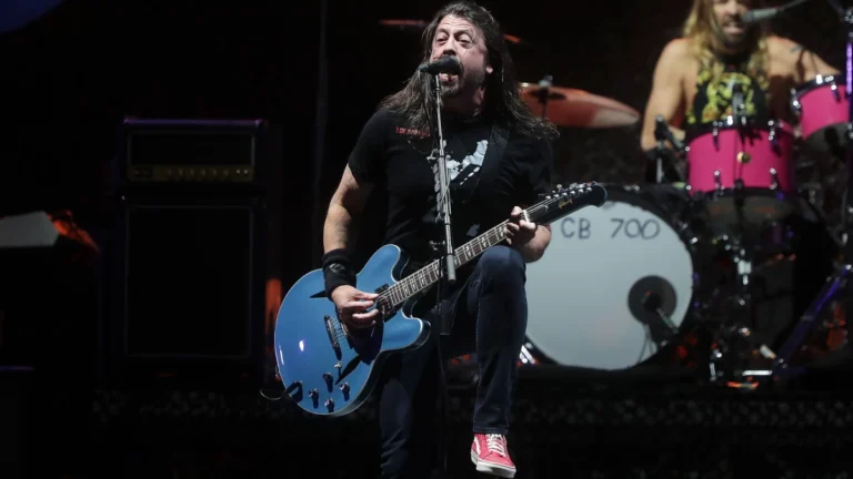 Foo Fighters celebra 30 anos com lançamento surpresa de “Todays Song”; ouça